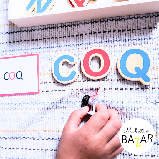 Apprendre à lire avec des petits objets Montessori : une méthode ludique et efficace